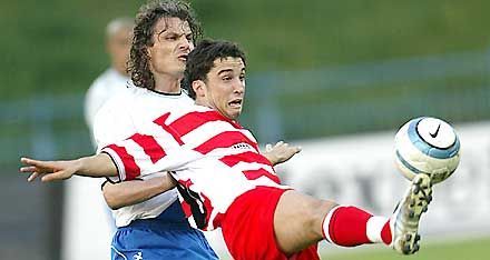Goran Jezdimirovics (balra) és Tisza Tibor akrobatamutatványa: az MTK játékosa tartotta a diósgyôriek csatárát, aki eközben a labdával trükközött &#8211; kár, hogy ez a produkció csak egy szemvillanás volt az unalmas mérkôzésen (Fotó: Czagány Balázs)