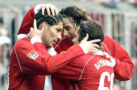 Guerrero (balra) két, Pizarro (középen) pedig egy góllal járult hozzá a Bayern sorozatban aratott 19. hazai gyôzelméhez