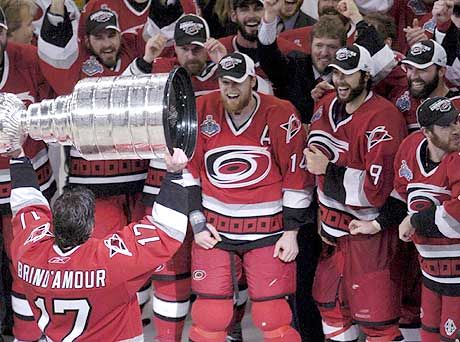 Gyerekek, ezért küzdöttünk egész életünkben, és most megvan ? mutatja társainak a Stanley-kupát Rod Brind?Amour, a Carolina kapitánya