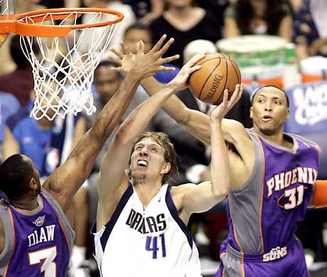 Nowitzki (fehérben) több pontot dobott a záró negyedben, mint a Suns