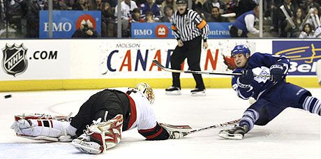 Az Ottawa kapusa, az önfeláldozó vetôdéseket bemutató Ray Emery mellett a torontói Kyle Wellwood képtelen volt a kapuba ütni a korongot