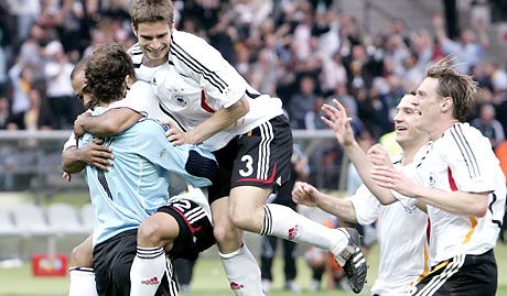 Jens Lehman nyakába ugrott több német játékos, miközben néhányan ökölcsatát vívtak az argentinokkal