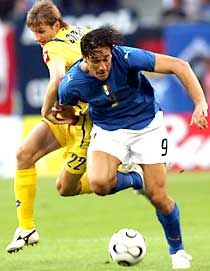 Luca Toni (elöl) ezúttal megállíthatatlan volt, Vicseszlav Szviderszkij sem tudta tartani Luca Toni (elöl) ezúttal megállíthatatlan volt, Vicseszlav Szviderszkij sem tudta tartani