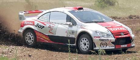 Ifjabb Tóth János és Bahor Bea csütörtök délután 50 kilométert tesztelte a Peugeot 307 World Rally Cart ? immár a murvás beállításokkal