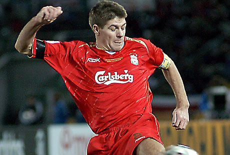 Steven Gerrard a csapat motorja, mindent megtesz a gyôzelemért