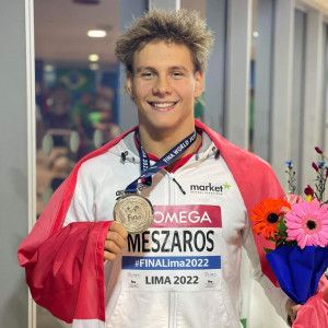 Mészáros Dániel és a 200 m gyorson nyert ezüstérem Forrás: FTC Úszók