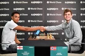 Trent Alexander-Arnold a sakktábla mellett sem jön zavarba, a világbajnok Carlsennel is asztalhoz ült Fotó: standard.co.uk/PA