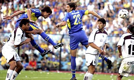 Matías Silvestre (kékben, balra) a Boca Juniors elsô gólját fejeli