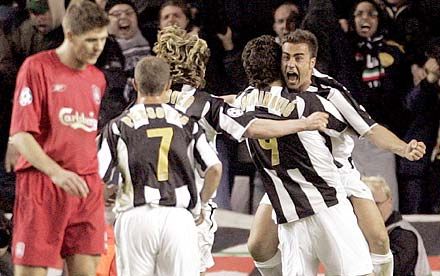 Cannavaro (Ibrahimovic nyakában) gólja sokat érhet a visszavágón a Juvénak