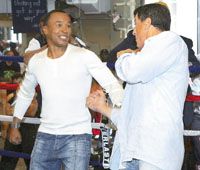 Sugar Ray Leonard (balról) csak mosolyog Sylvester Stallone jobbfelütésén