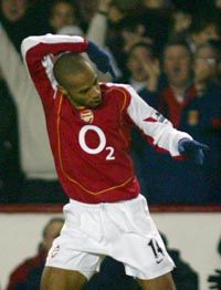 Thierry Henry hiába szerzett kétszer is vezetést, az Arsenal kénytelen volt beérni az egy ponttal a londoni rangadón