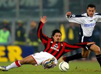 Gennaro Gattuso (középen) és a többi Milan-játékos a Lecce otthonában feledtetheti a Lazio elleni csúfos, 0&#8211;4-es kupakudarcot