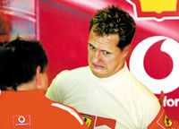 Michael Schumacher (szemben) nehezen magyarázta meg Jean Todtnak, mi is történt az elsô kanyarban