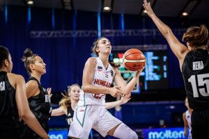 Mányoky Réka (fehérben) 11 pontot dobott új-Zéland ellen Forrás: FIBA