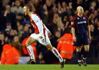 David Bentley fiatalkorát meghazudtoló módon, higgadt emeléssel szerezte meg az Arsenal negyedik gólját a kupameccsen