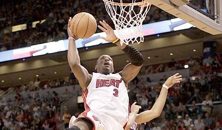 Dwyane Wade (labdával) a Miami győzelmének a kulcsembere volt (fotó: Reuters)