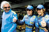 A Renault-sok (balról: Flavio Briatore csapatfônök, Fernando Alonso és Jarno Trulli) elégedettek lehetnek