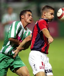 Magasföldi József (jobbra) itt még a Fehérvár színeiben fedezi a labdát a Ferencváros ellni győztes mérkőzésen (Fotó: Németh Ferenc)