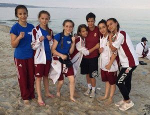 A serdülő Eb-nek otthont adó tengerparti Albenában a mieink számára sem a nyaralás, hanem a pofonosztás áll most a középpontban Forrás: boxing.hu