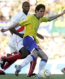 Kaká (jobbra) lôtte a világbajnoki címvédô brazilok gyôztes gólját Peru ellen