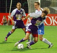 Dusan Vasziljevicset már a labda átvételekor megtámadta Kaj András (jobbra), a csabai játékos nem is tudott a kapu közelébe kerülni