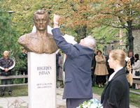 Hegedűs István mellszobrát Nyerges Mihály, a TF dékánja leplezte le (Fotó: Farkas József)