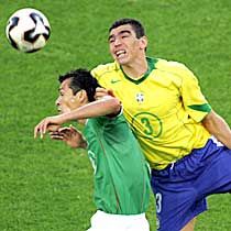 Jared Borgetti (balra) még egyszer szívesen megküzdene Lúcióval Jared Borgetti (balra) még egyszer szívesen megküzdene Lúcióval