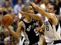 Tony Parker (balra) az utolsó másfél negyedben már nem tudta megjátszani Tim Duncant