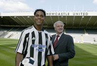 Kluivert (balra) lesz Shearer társa a Newcastle United csatársorában