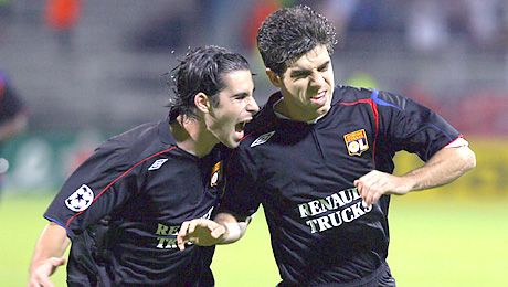 Juninho (jobbra) és Tiago vezérletével megôrizné veretlenségét a Lyon