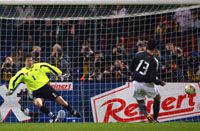 Ballack (13) képen látható lövésével szerzett vezetést a német válogatottnak (Fotó: Reuters/Christian Charisius)