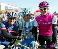 Napjaink legnagyobb országúti sztárjai: Armstrong (balra) és Ullrich (jobbra), a kézfogóhoz a spanyol Valverde asszisztál