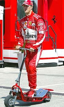 Michael Schumacher az év elején akkor sem szerepelt volna sokkal rosszabbul, ha lecseréli az autóját erre a rollerre, de most már van oka bizakodni