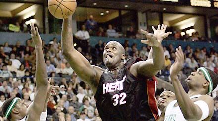 Ezúttal Shaquille O’Neal (labdával) volt a Miami legjobbja, mégis kikapott a floridai együttes (fotó: Reuters/Bryan Snyder)