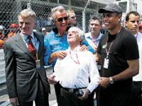 Ecclestone (fehér ingben) boldog, mert sikerült megmentenie az F1-et