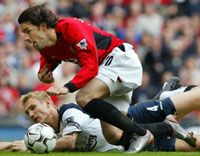 Ruud van Nistelrooy (10) harcra kész, és ha minden igaz, a Bolton ellen ismét a manchesteriek segítségére lesz