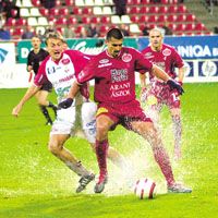 A Debrecen csatára, Kerekes Zsombor (jobbra) nemcsak Sira Istvánnal, hanem a víztócsákkal is könnyedén elbánt, így aztán két góllal zárhatta a soproni kirándulást (Fotó: Pluzsik Tamás)