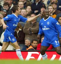 Hasselbaink (középen) a kispadon kezdte a Wolverhampton elleni összecsapást, majd beszállt, és a hajrában szerzett mesterhármasával gyôzelemhez segítette a Chelsea-t