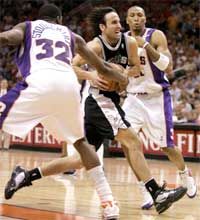 Manu Ginobili tör át a Shawn Marion, Amare Stoudemire alkotta hazai védőfalon (fotó: Reuters)