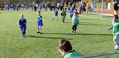 Öregfiúk avatták fel az új futballpályát &#8211; de a gyerekek használhatják