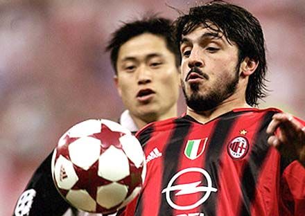 Gennaro Ivan Gattuso (elöl) a labdára vetette vigyázó szemét