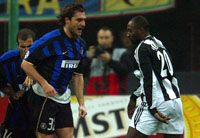 Christian Vieri (balra) és Lomana Lua Lua vitájából könnyen nemzetközi konfliktus lehet &#8211; nem csupán a futballpályán fotó: (Reuters/Claudio Papi)