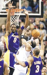 Eddig, s ne tovább! Kobe Bryant hiába &#8222;fenyegetôzött&#8221;, Iverson sikerre vezette a Sixerst