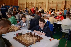 Közel kétszázötven fiatal ül tábla elé az országos korcsoportos sakkbajnokságon Balatonlellén Forrás: chess.hu