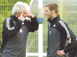 Rudi Völler (balra) és csapata középpályássorának egyik meghatározó tagja, Frings már a házigazdák elleni elôdöntôre gondol