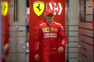 Mick Schumacher a Ferrari overáljában Forrás: AFP