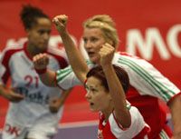 Görbicz Anita (elöl) és Ferling Bernadett keze a magasban, míg a dán jobbszélsô, Touray arcán látszik a tanácstalanság