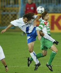 Goran Jezdimirovics (balra) mellett a gyôri gólt fejelô Igor Nicsenko bólinthatott egyet (Fotók: Németh Ferenc)
