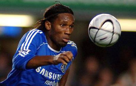 Didier Drogba elégedetten csaphat a levegôbe, az afrikai csatár pazar ôszt zárt