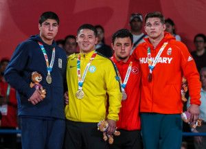 Vég Zsombor (jobbról az első) bronzérmes lett a Buenos Aires-i ifjúsági olimpián
